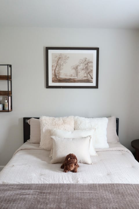 Top Airbnb: Modern Guest Suite |Private Entrance | FreeParking in Acres Home