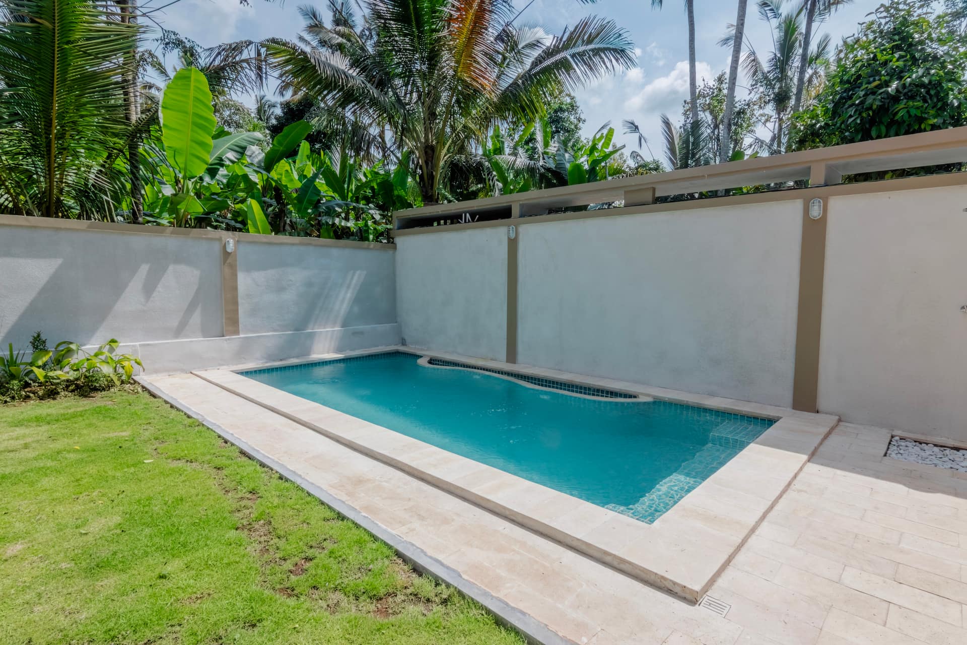 Tranquil Pool Suite Room in Payangan