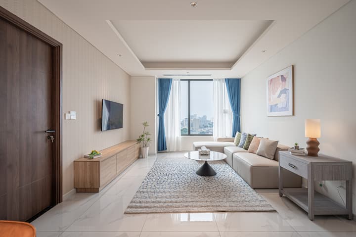 Los amplios asientos y los muebles de buen gusto crean un ambiente cálido y elegante.