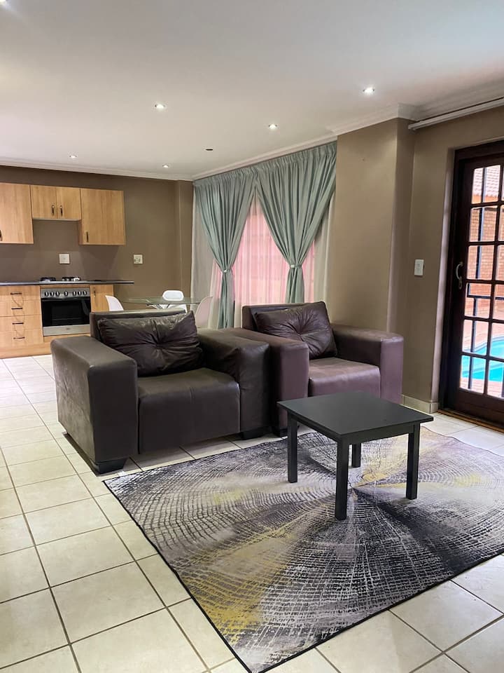 Farm House Near Pretoria With Swimming Pool View - Roodeplaat