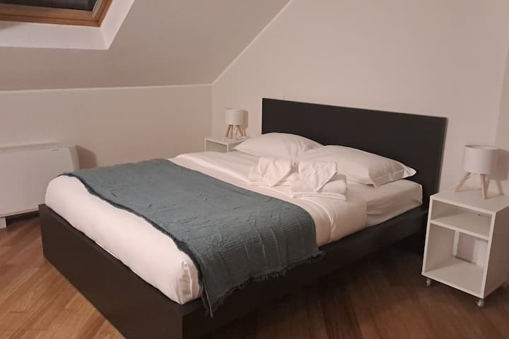 Medium dubbelrum med skrivbord