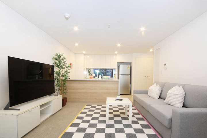 Comfort, Convenient, Oversized, Free Parking - Lane Cove