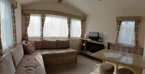 Top Airbnb: Cosy caravan only a stone's throw from the beach. in Crunwere, Amroth
