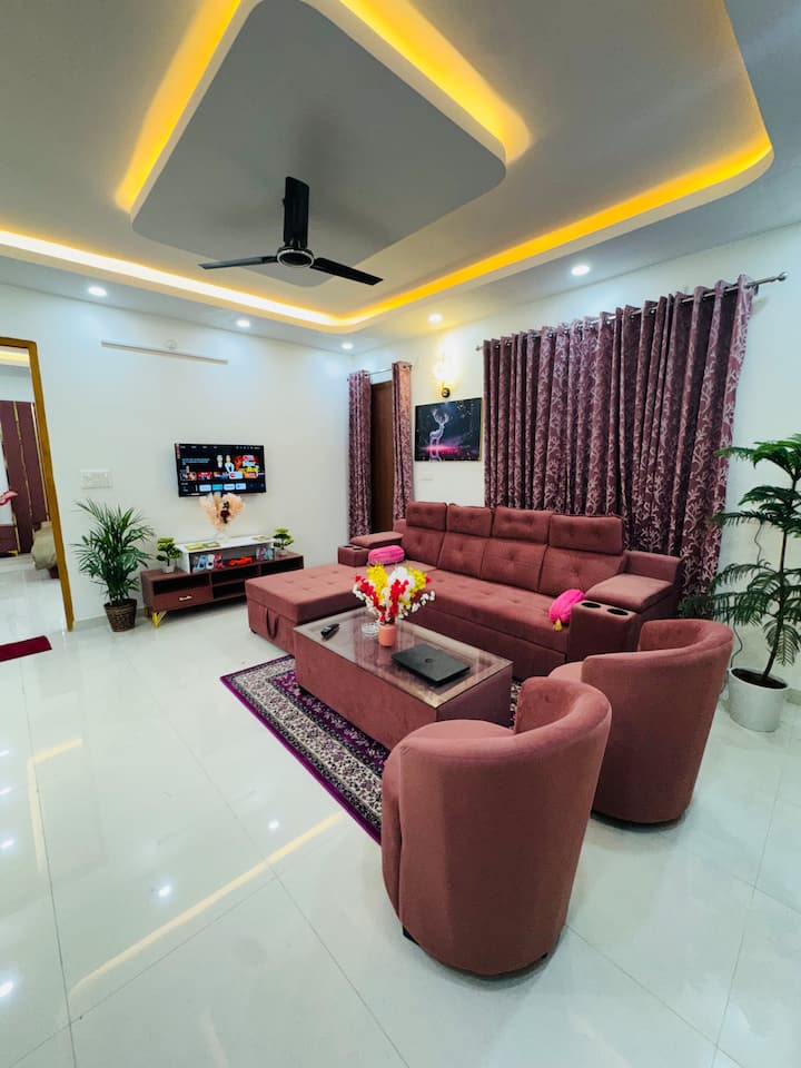 The Pink House /Elegant 5br/plasio/lulu Gomtinagar - Lucknow