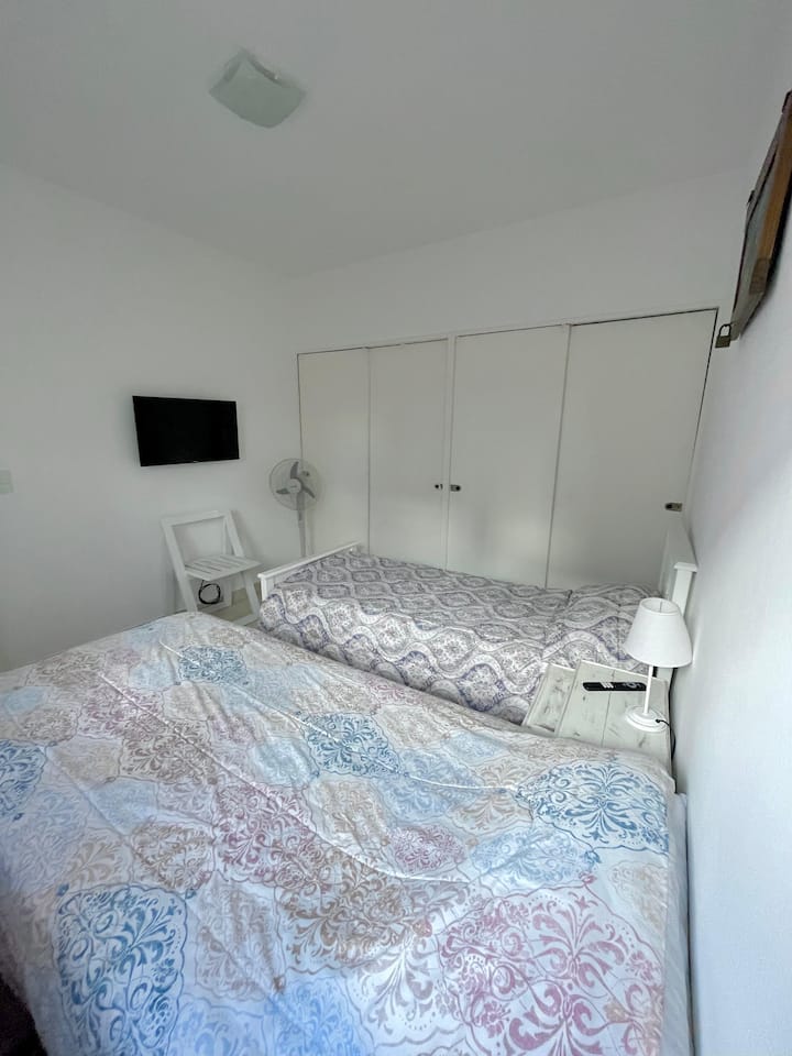 Táto izba má okno s výhľadom na stredný dvor, kde je gril. Zriadili sme ju pre deti, pretože sme si mysleli, že je to najintímnejšie miesto (všetky sú, ale toto je ako lono domu). A má inteligentný televízor, aby ste si mohli pozrieť dobrý film v posteli.