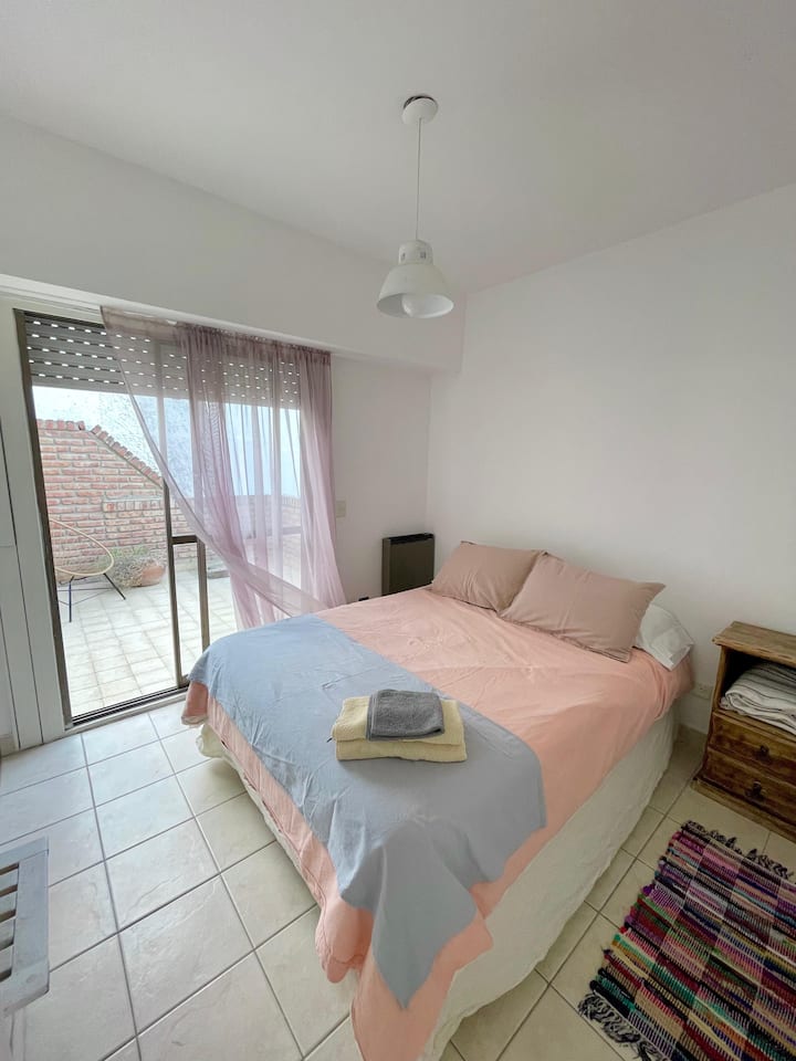 Toto je zadná izba.  Ponúka výhľad na súkromný dvor, kde v lete prichádza morský vánok a v zime zvuky veľrýb... Odpočinok je zaručený!