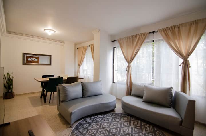 Central Y Amplio En Laureles - Parqueadero Privado - Medellín