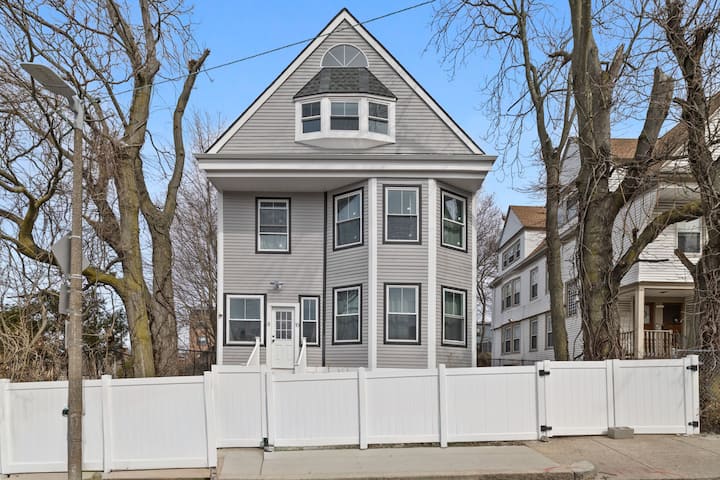 Bright And Spacious 3br Apt, Gated 2 Car Parking - Boston, MA