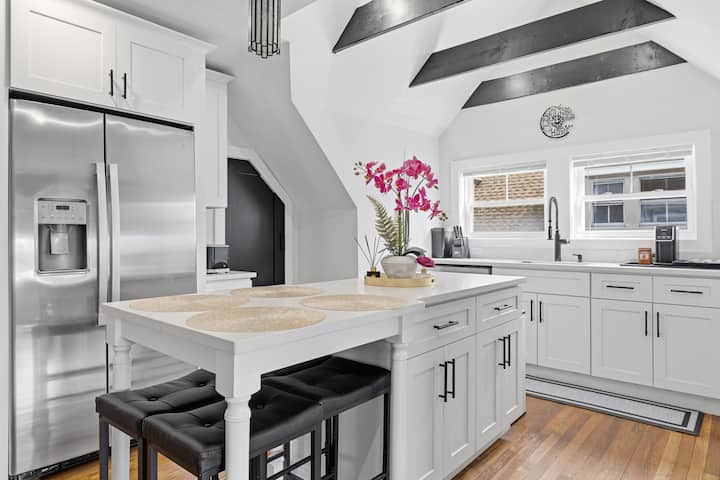 Bright And Spacious 3br Apt, Gated 2 Car Parking - Brookline, MA
