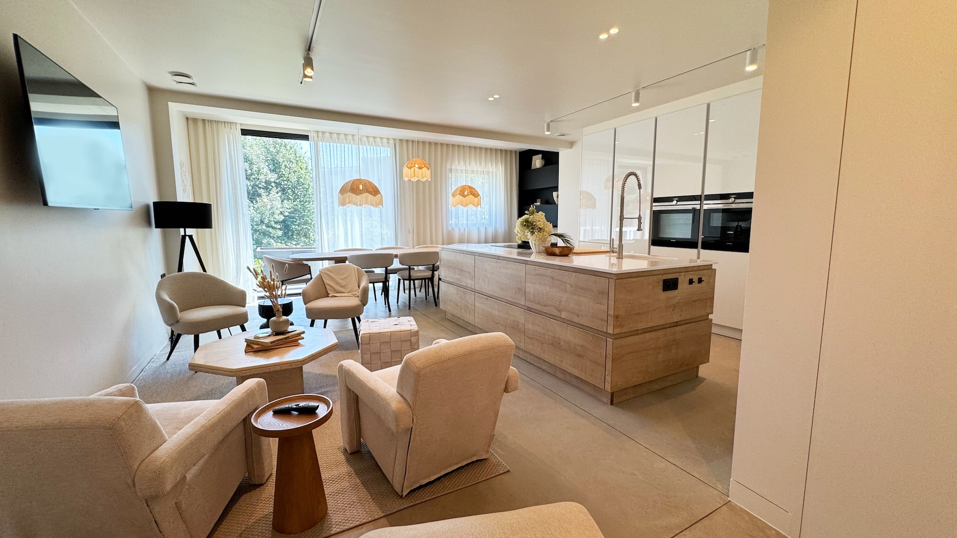 Designer house with 5 bedrooms/5 shower rooms