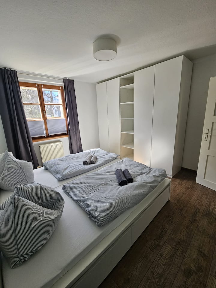 Quarto com guarda-roupa grande