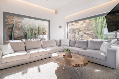 Successful Airbnb property: Luxury Mykonos Villa in the Ornos Korfos in Περιφερειακή Ενότητα Μυκόνου