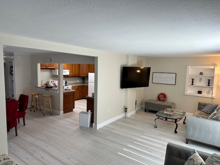 Bright 3br Home W/big Yard Near Anna Maria Beaches - Bradenton, FL