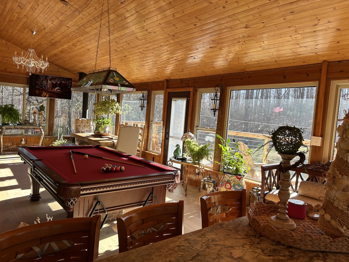Top Airbnb: Cozy lake-front 1-bedroom cabin in Sparta, TN in Cumberland Plateau Rural