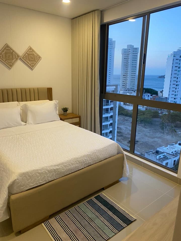 მთავარი საძინებელი ორმაგი საწოლით, კონდიციონერით, პირადი სააბაზანოთი და შესანიშნავი ბუნებრივი განათებით.