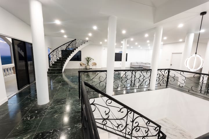 Skyview Estate | Luxury 6 Br Villa W/ Pool & Views - Kingston