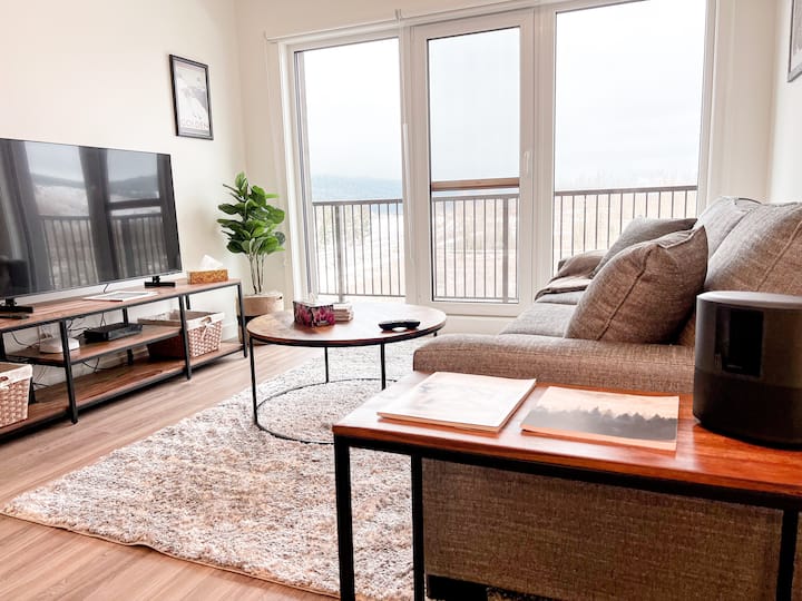Lofty Lookout- Top-floor Downtown Condo With Views - 골든