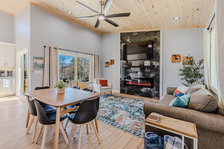 *New* Bear Retreat Mountain Getaway | Great Views! - Whittier, NC