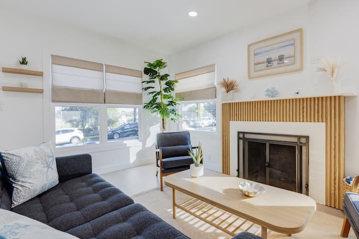 Large 2br Beach Inspired House With Pool Table - Seal Beach, CA