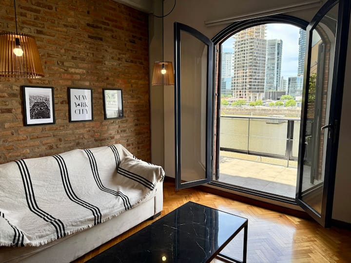 Apartamento com varanda e vista para o cais em Puerto Madero