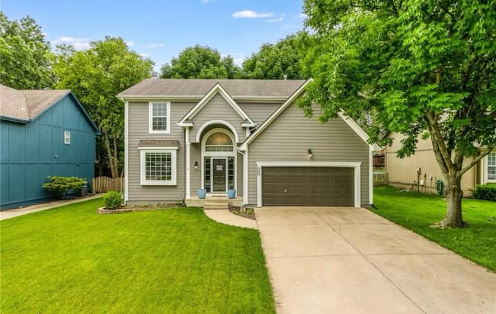 South Olathe Spacious Home - Olathe, KS