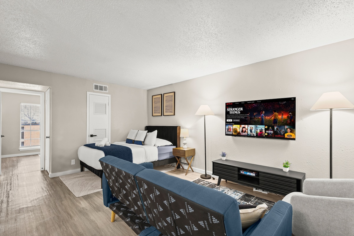 Modern Hyde Park Stay • 1BR Near UT + Free Parking
