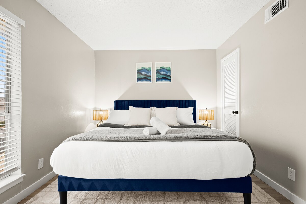 Modern Hyde Park Stay • 1BR Near UT + Free Parking