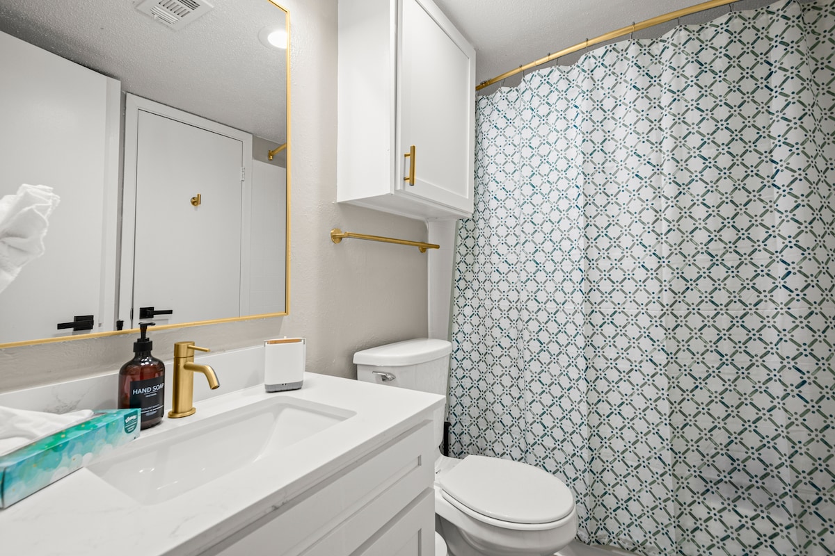 Modern Hyde Park Stay • 1BR Near UT + Free Parking