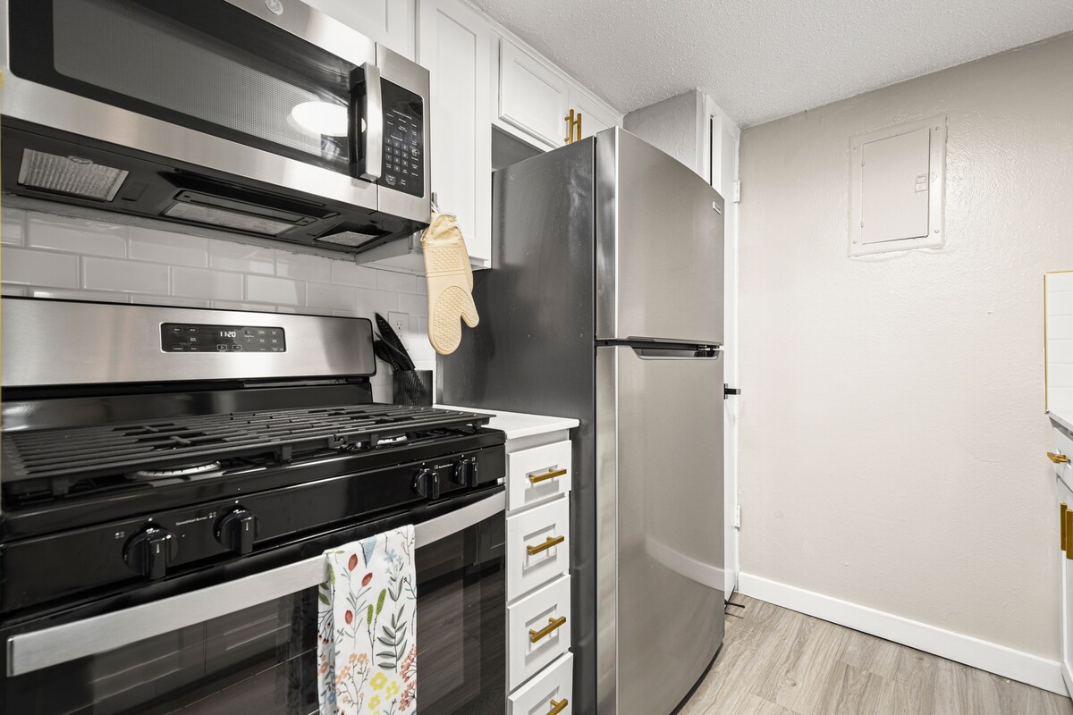 Modern Hyde Park Stay • 1BR Near UT + Free Parking