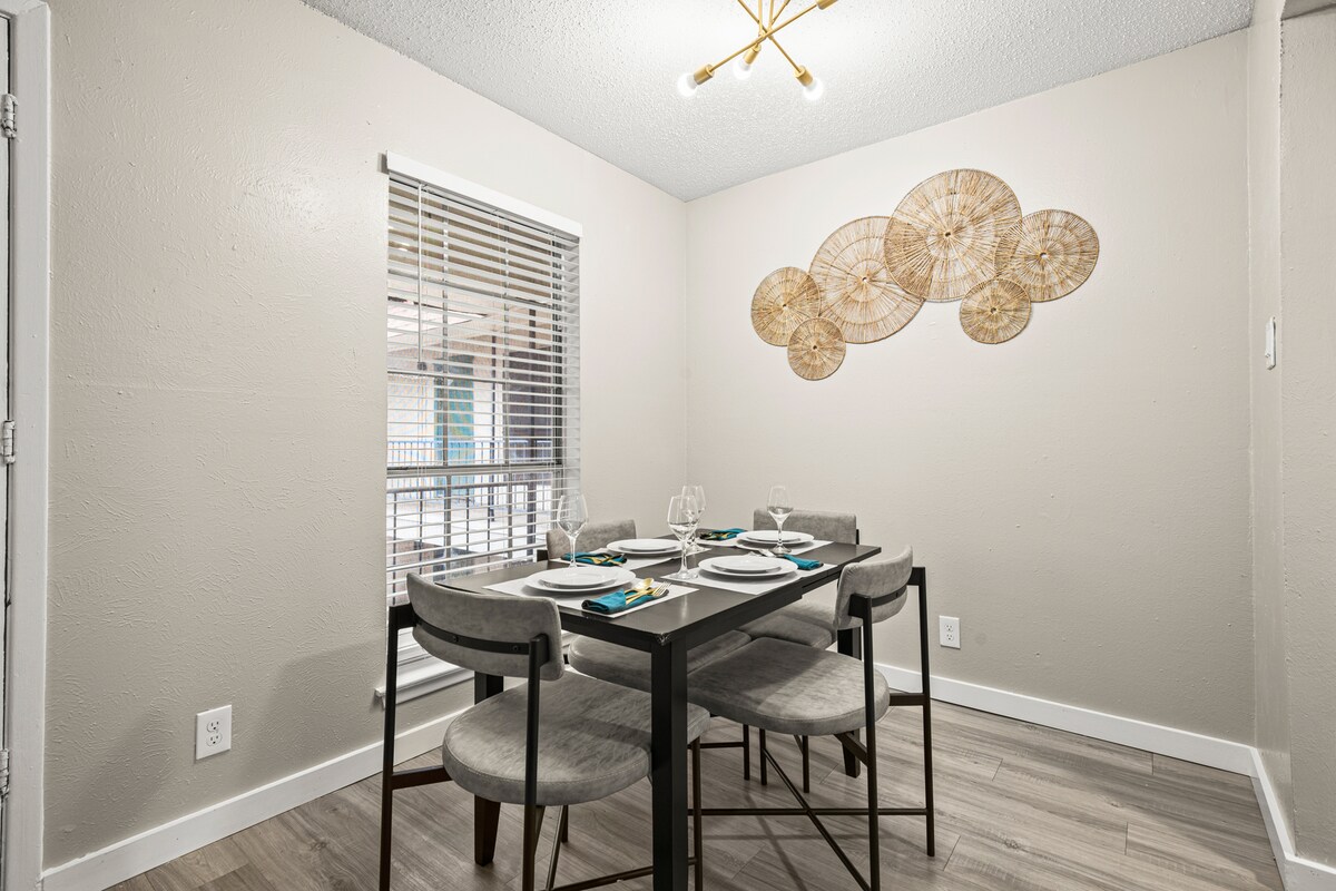 Modern Hyde Park Stay • 1BR Near UT + Free Parking