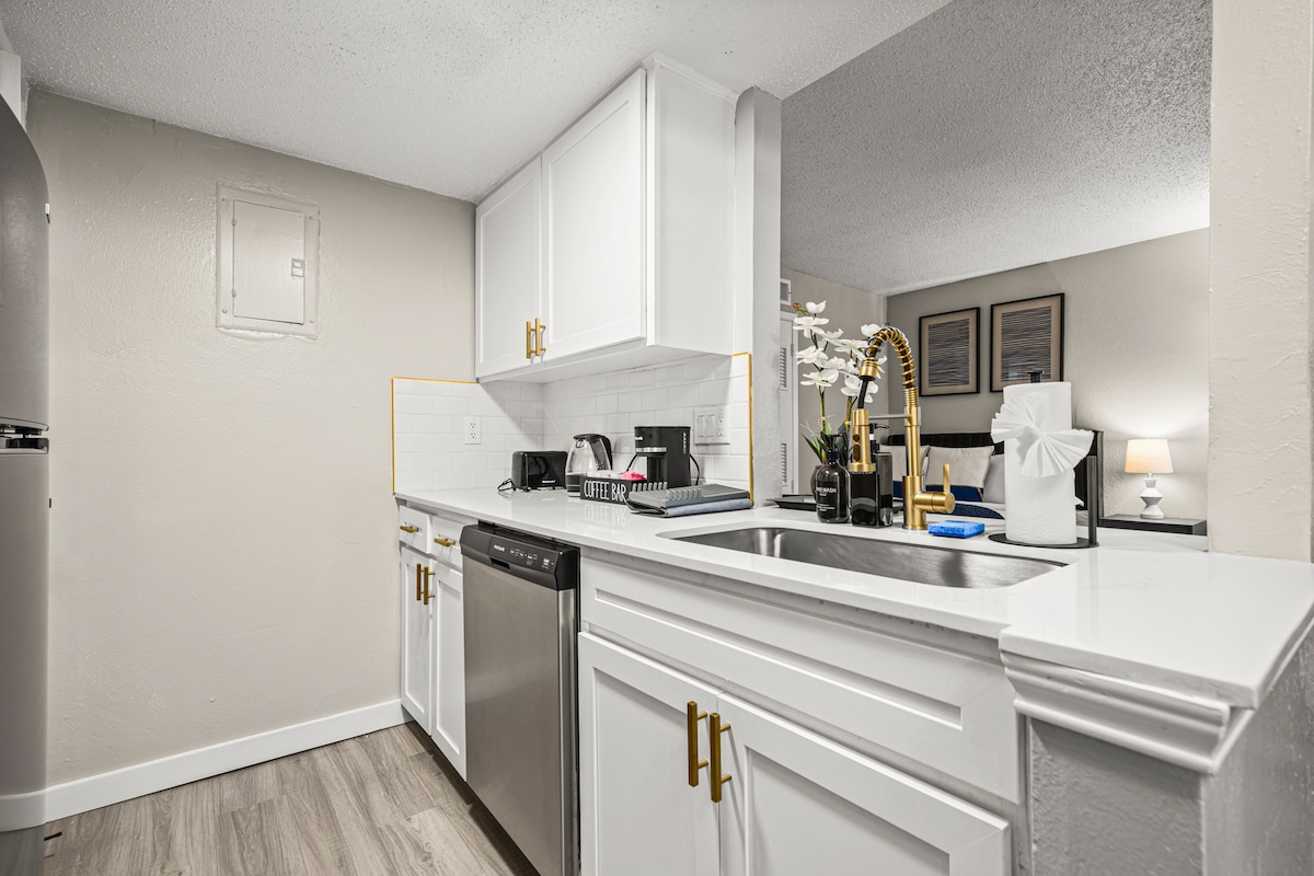 Modern Hyde Park Stay • 1BR Near UT + Free Parking