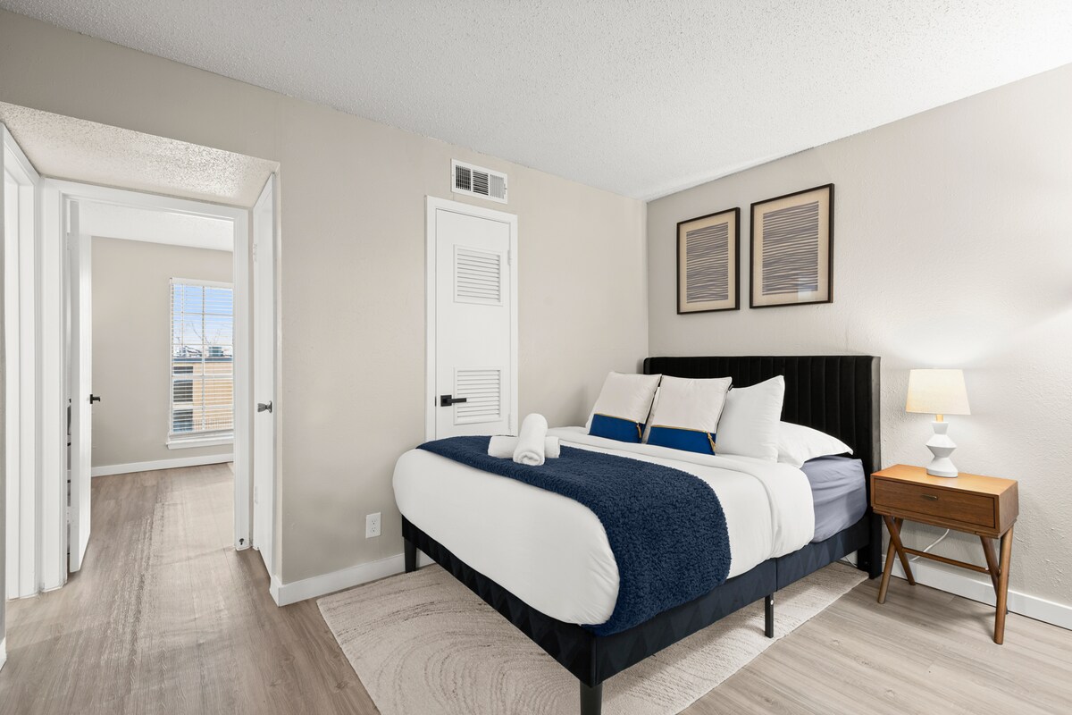 Modern Hyde Park Stay • 1BR Near UT + Free Parking