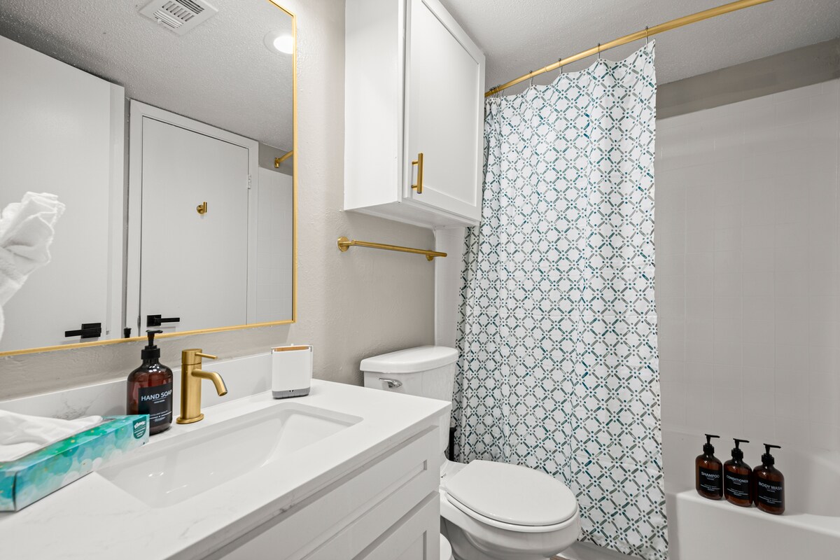 Modern Hyde Park Stay • 1BR Near UT + Free Parking