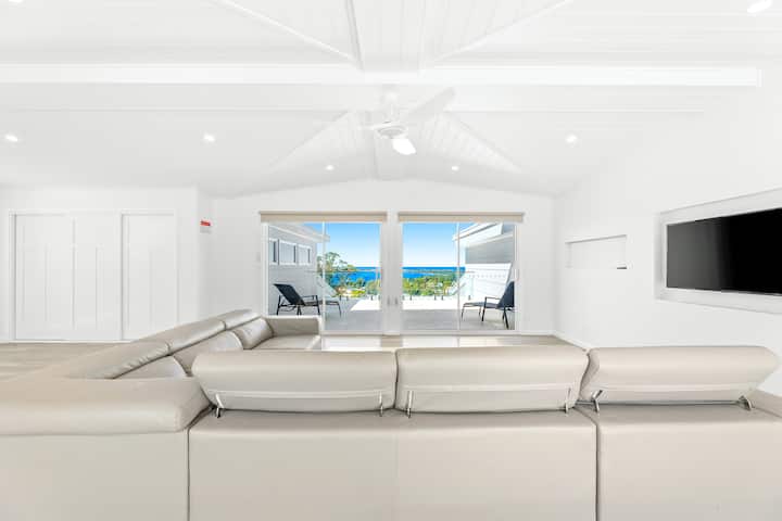 Riviera Retreat –Sleeps 9, Spectacular Ocean Views - Tuross Head
