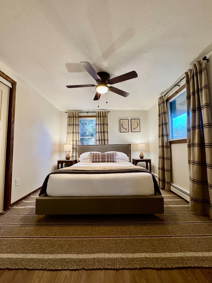 Udoban bračni krevet s velikim ormarom, komodom, zrcalom u prirodnoj veličini i zavjesama za zamračivanje prostorije.