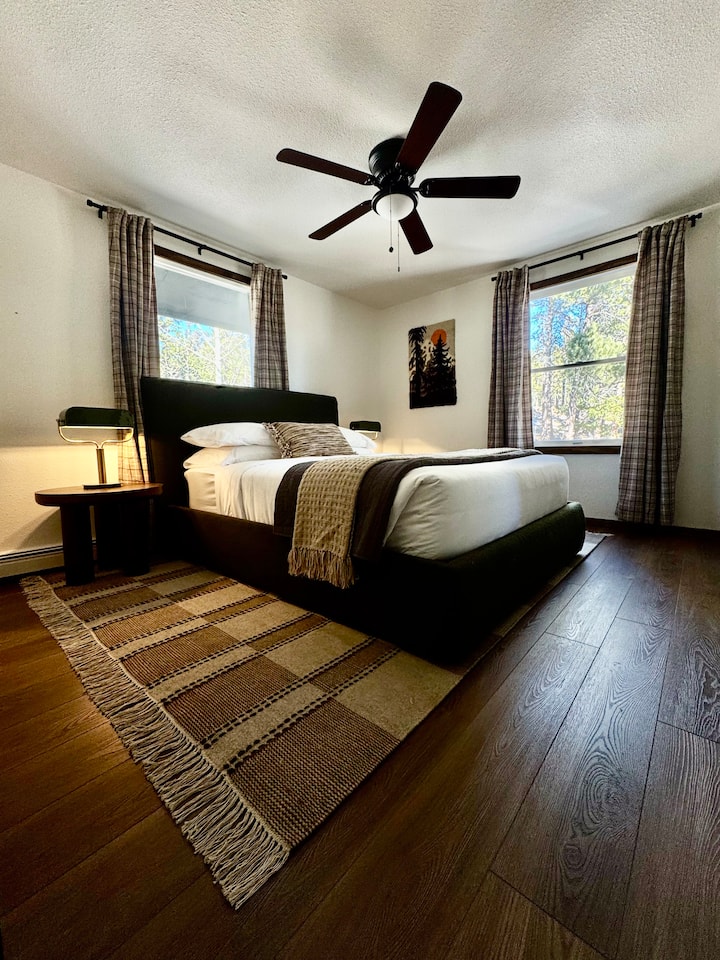 Bračni krevet s zavjesama koje potpuno zamračuju prostoriju, veliki ormar, komoda i ogledalo do poda.