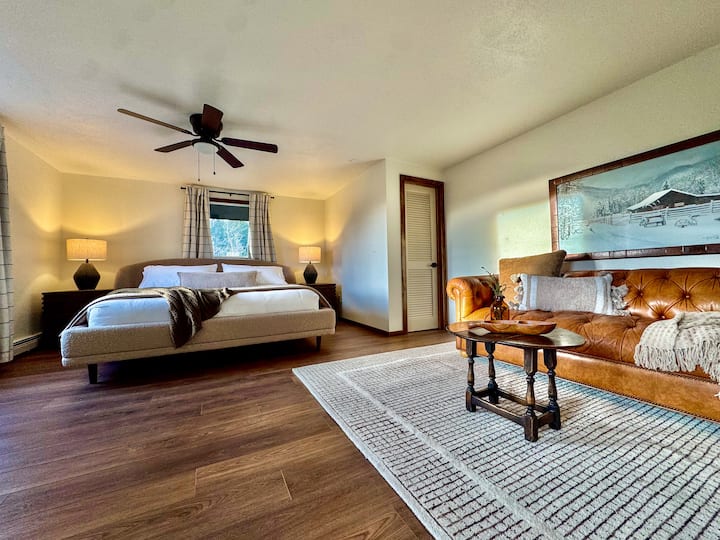 Ovaj primarni apartman prostran je s potpuno novim bračnim krevetom i starinskim kaučem Chesterfield na kojem se možete opustiti i uživati u pogledu na planine. Iza ugla se nalazi velika terasa savršena za jutarnju kavu.