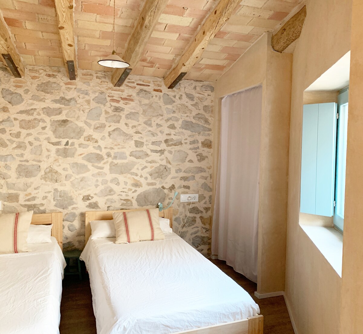 חדר שינה זוגי (2 מיטות)