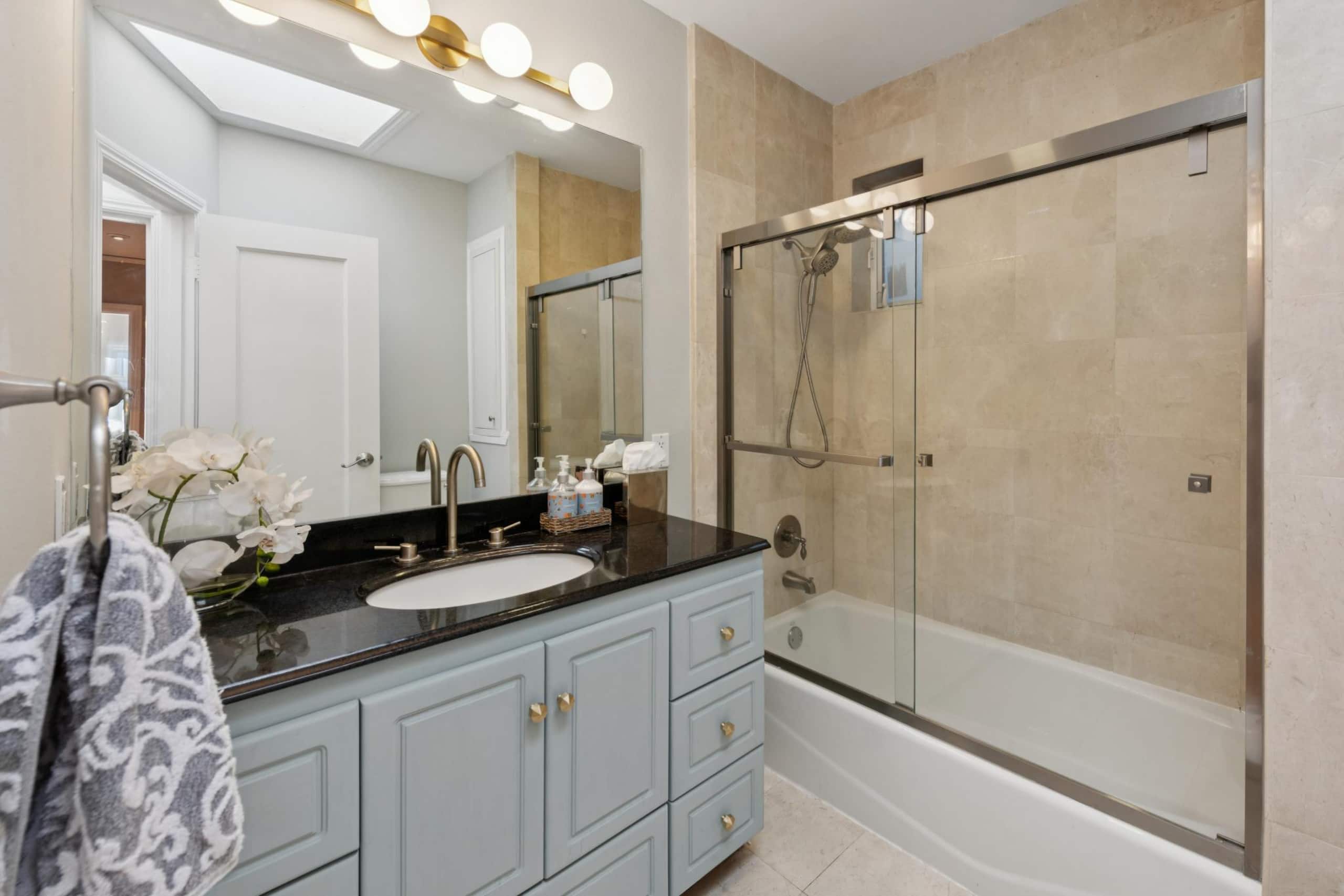 Home in San Francisco · ★4.96 · 3 bedrooms · 4 beds · 1 bath - Image 42