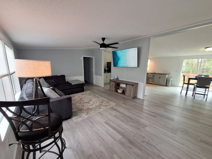 Open Concept Home Close To Beaches - Sneads Ferry, NC