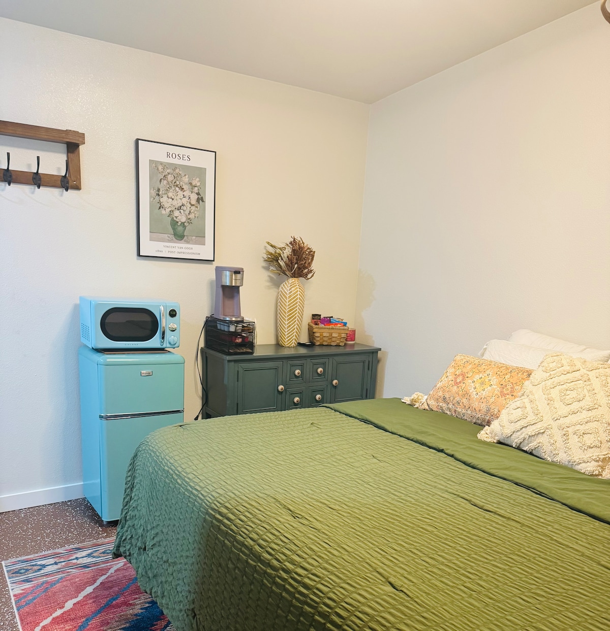 Top Airbnb: Little Sundown | Cozy Private Guesthouse in Midland
