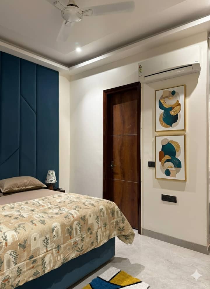 The Social Haven-a Teal Noir's Nest - Noida
