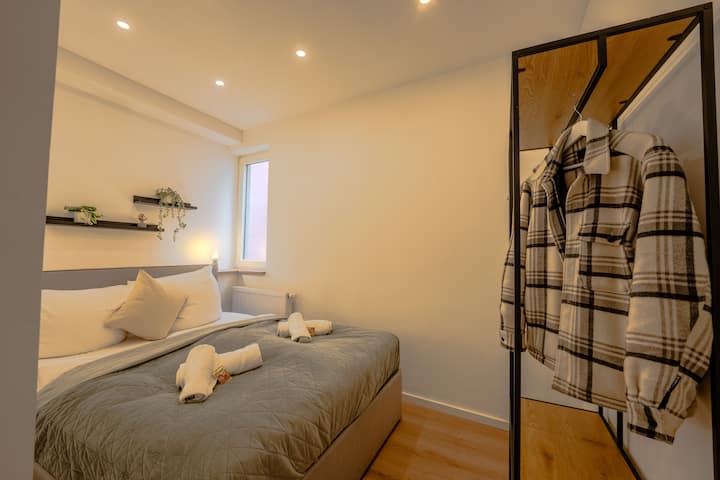 Otro dormitorio acogedor con muebles cómodos.