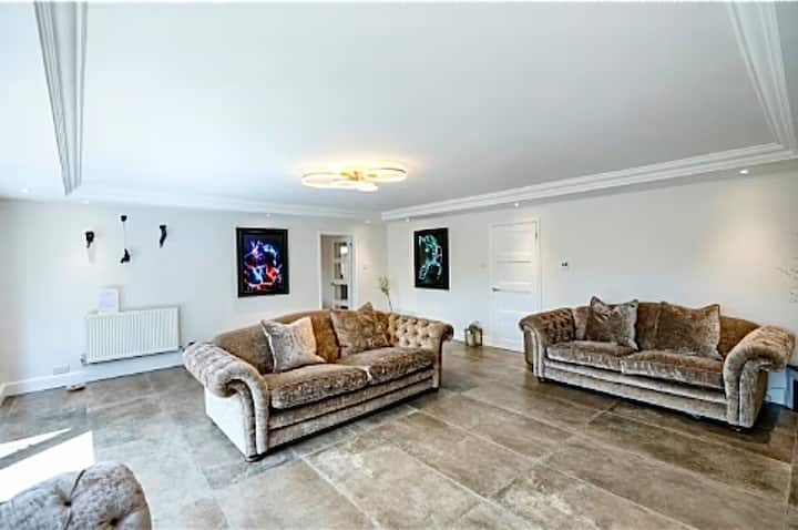 Spacious Surrey Home | Hot Tub & Cinema Room - Redhill