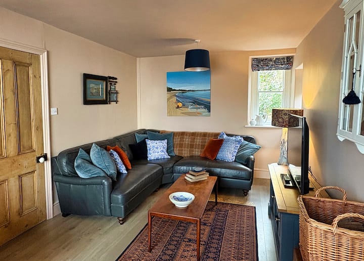 Dreamy Seaside Cottage - 3 Beds + Parking + Garden - Llanbedrog