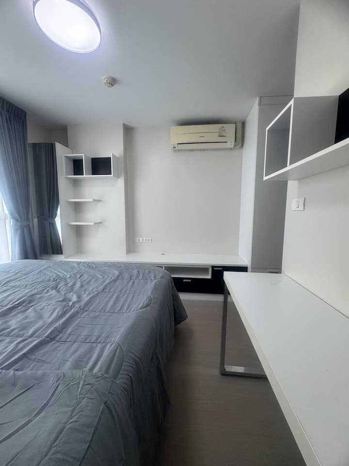 Workspace evidence from Cozy Condo Near BTS Punnawithi (fully furnished)