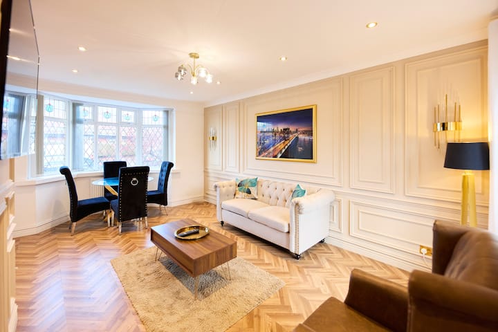 Spacious 5-bed Luxury Home - Harewood Castle