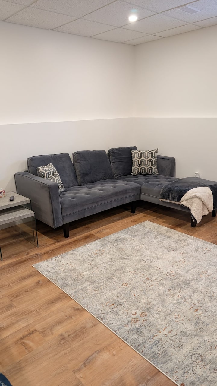 Cozy Renovated Basement - Private Entrance - Lakeshore