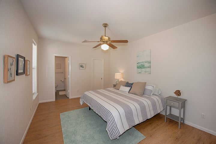 Segundo dormitorio en la casa principal con una cama king y una cama queen