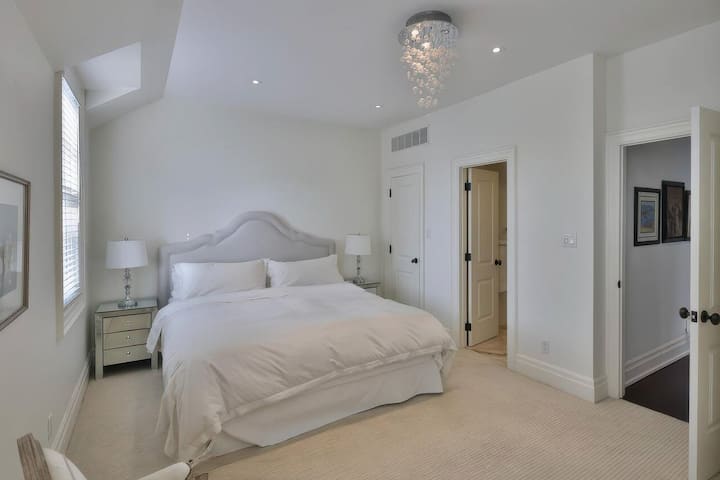 Lugn sovrumsretreat med mjuk belysning och elegant inredning